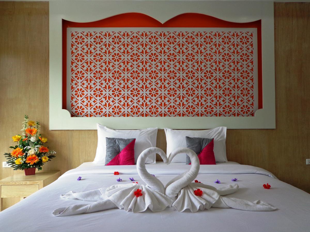 Red Sapphire Hotel Patong Luaran gambar